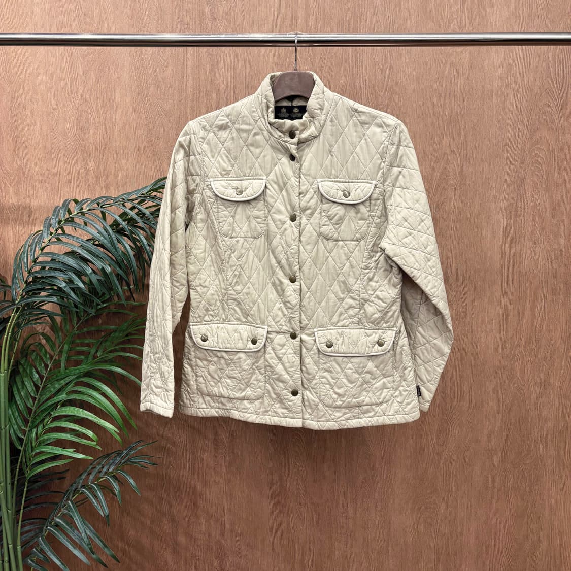 바버 경량 퀄팅 자켓 스냅 버튼 플랩 포켓 디테일 아이보리 상품이미지1