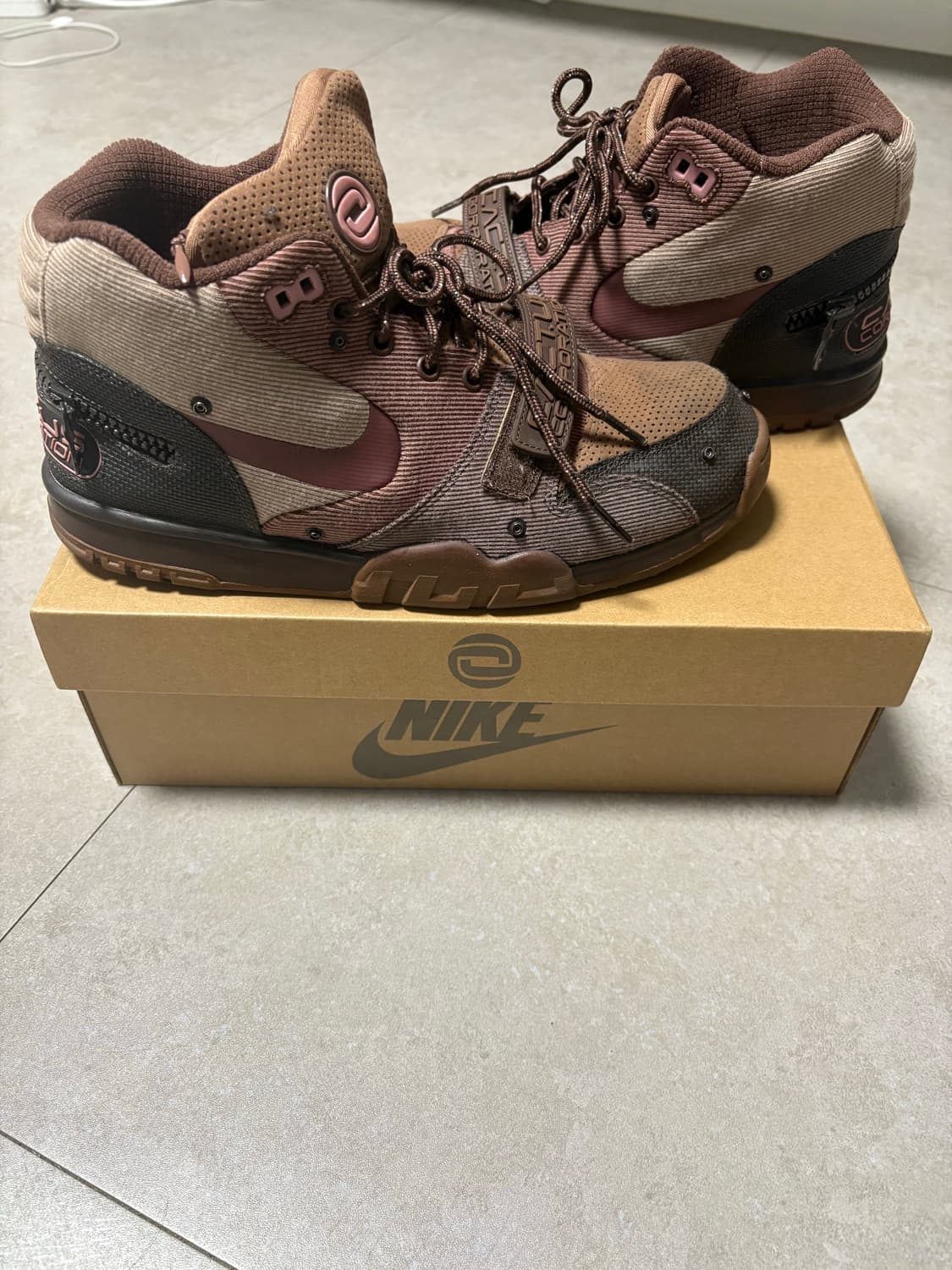 나이키 x 트래비스 스캇 에어 트레이너 1 아키오 브라운 앤 러스트 핑크 상품이미지2