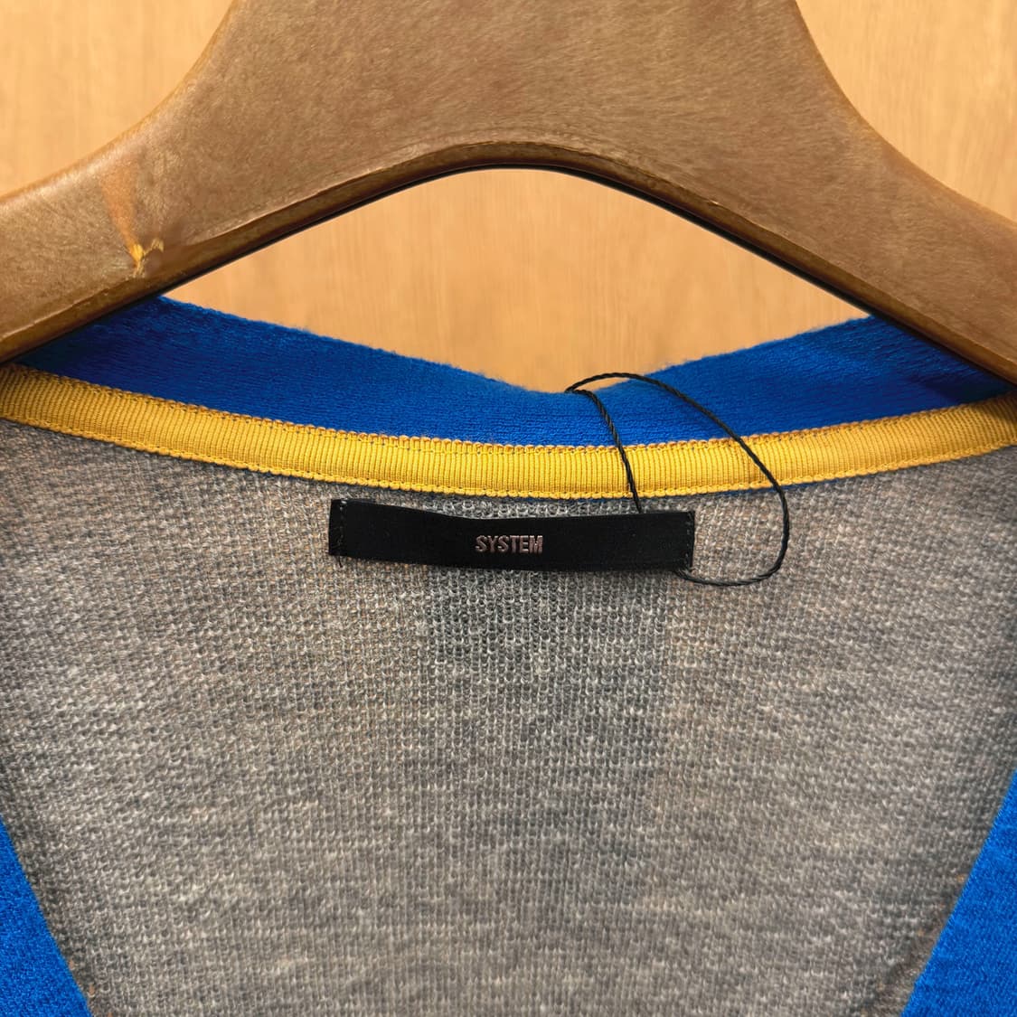 시스템 브이넥 니트 가디건 옐로우 배색 슬리브 라인 디테일 레귤러핏 블루 상품이미지6