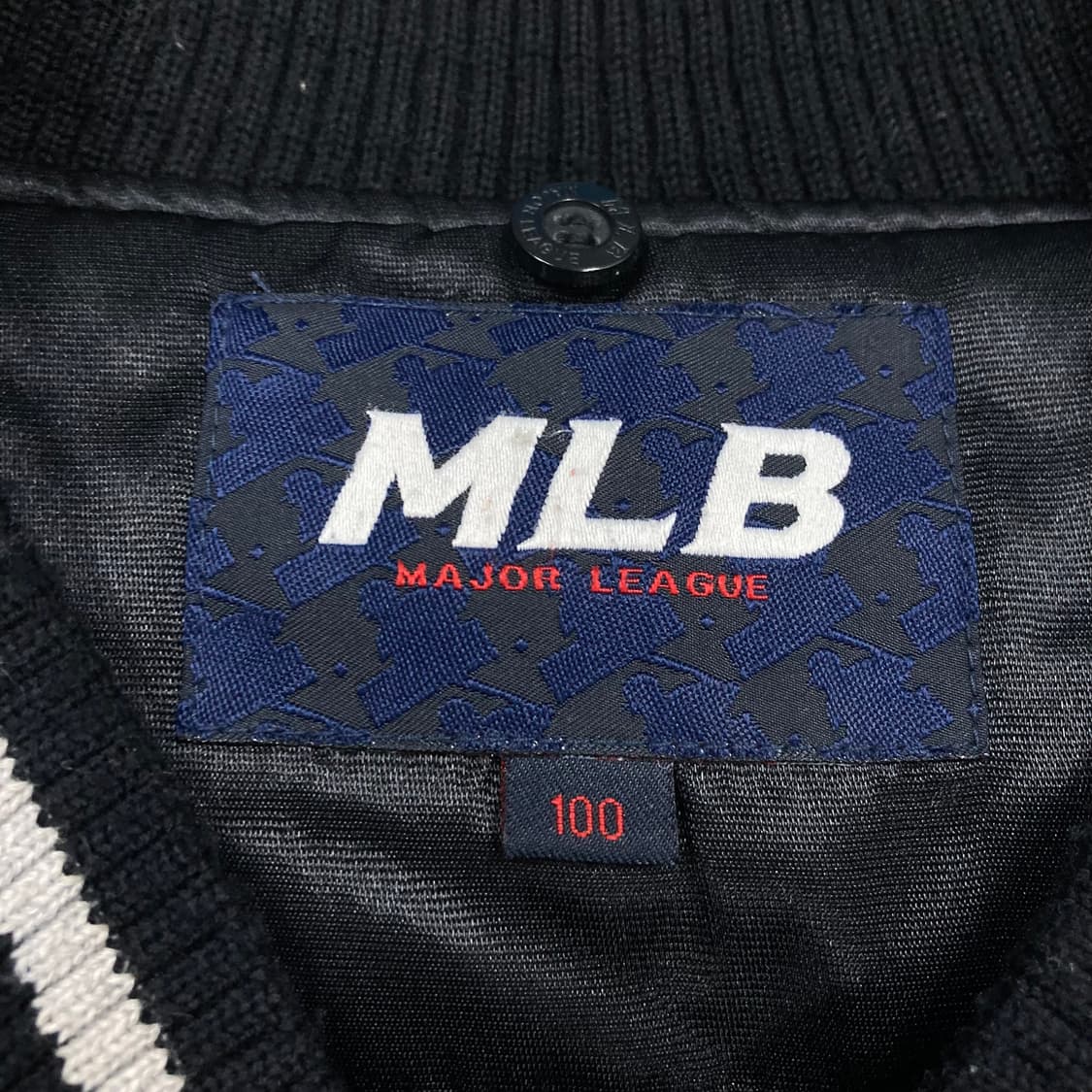 MLB 블랙 컬러 뉴욕양키스 빅로고 바시티 자켓 상품이미지4