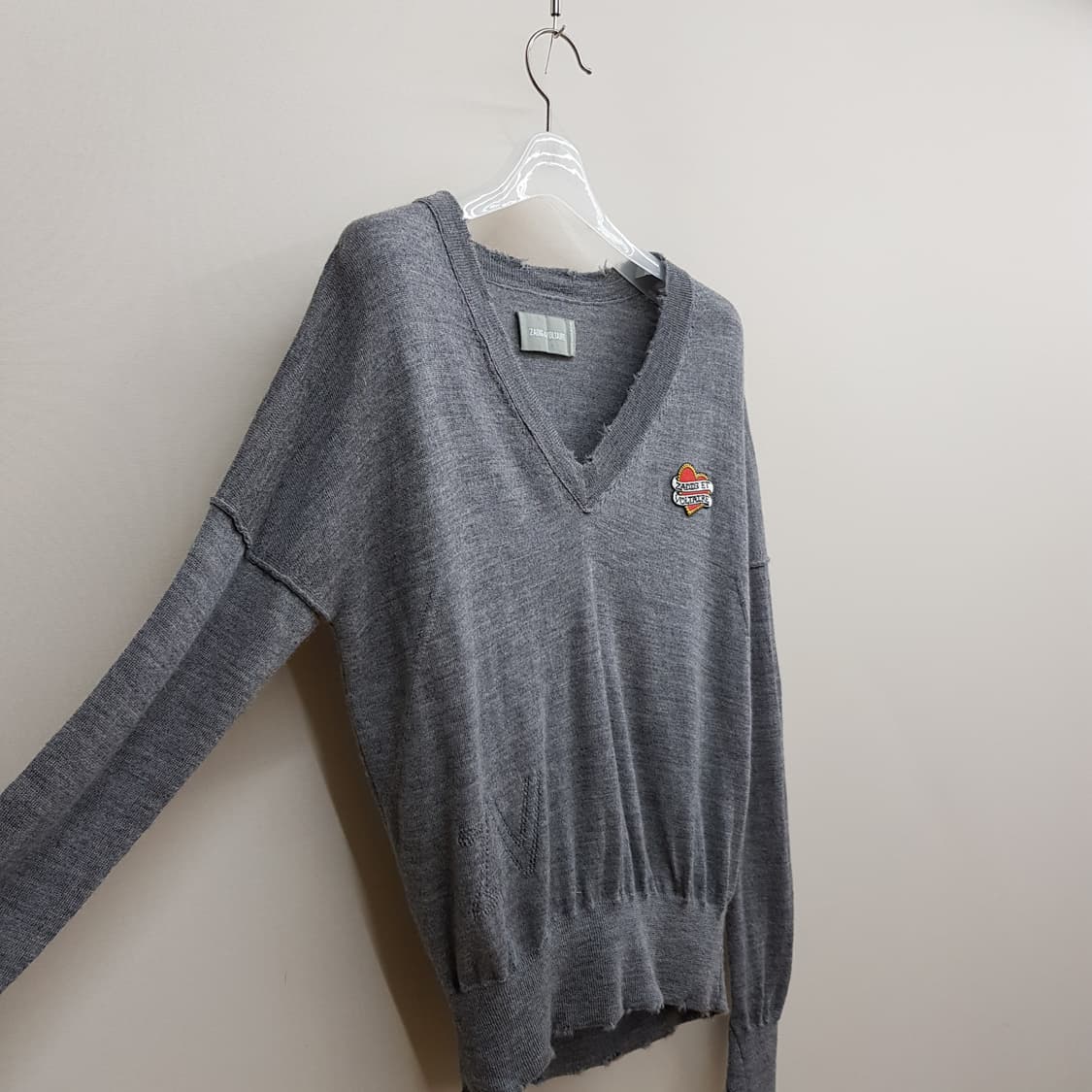 쟈딕앤볼테르 브륌 러브 하트 패치 브이넥 메리노 울 니트 XS사이즈 상품이미지4