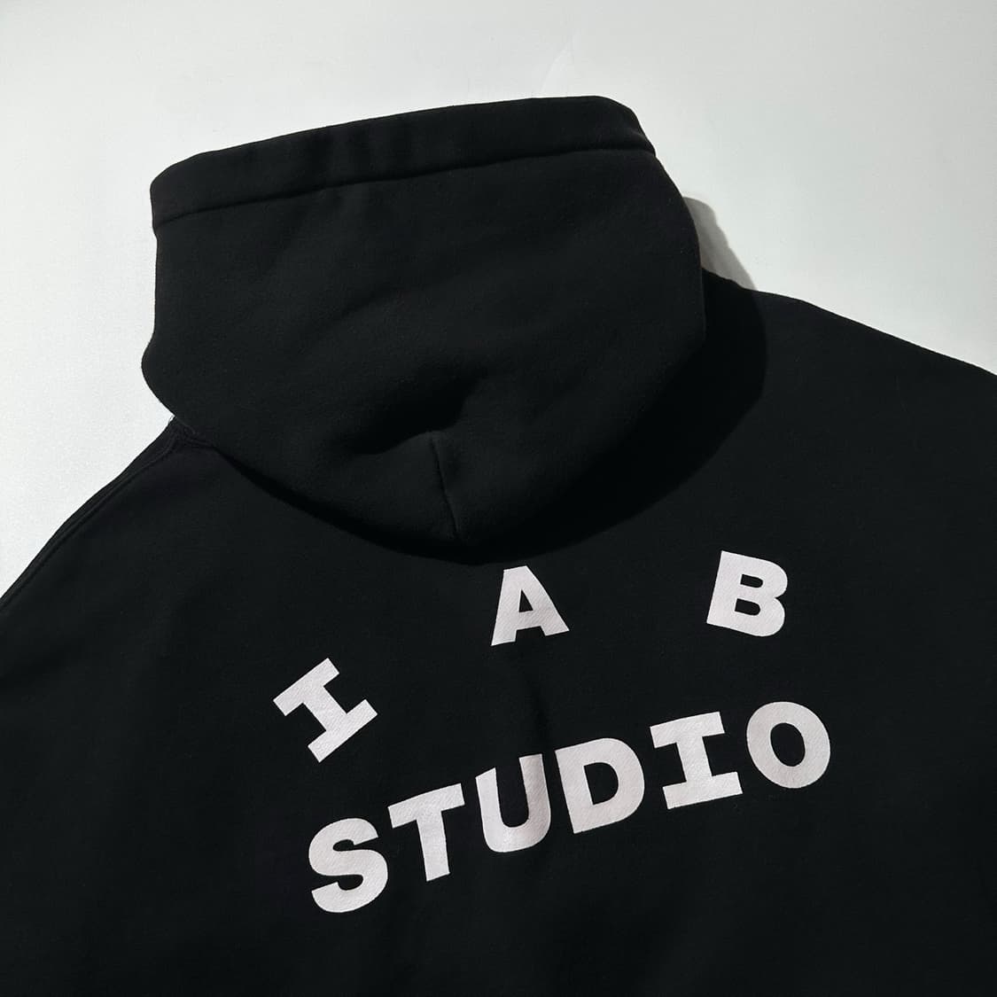 아이앱 스튜디오 백로고 후드 블랙 상품이미지3