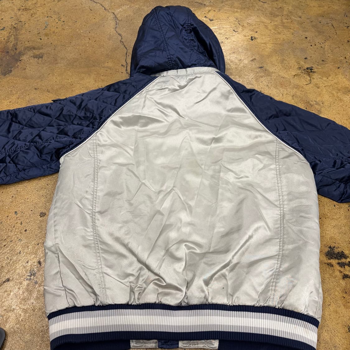 후부 네이비 그레이 유광 퀄팅 숏패딩 상품이미지4