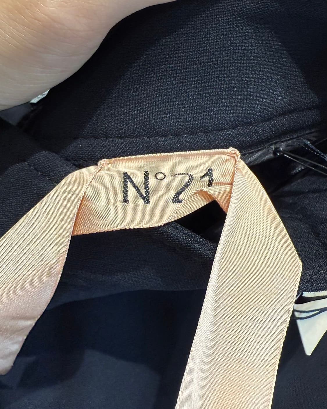 n21 블랙 사이드 컷아웃 미디스커트  상품이미지8