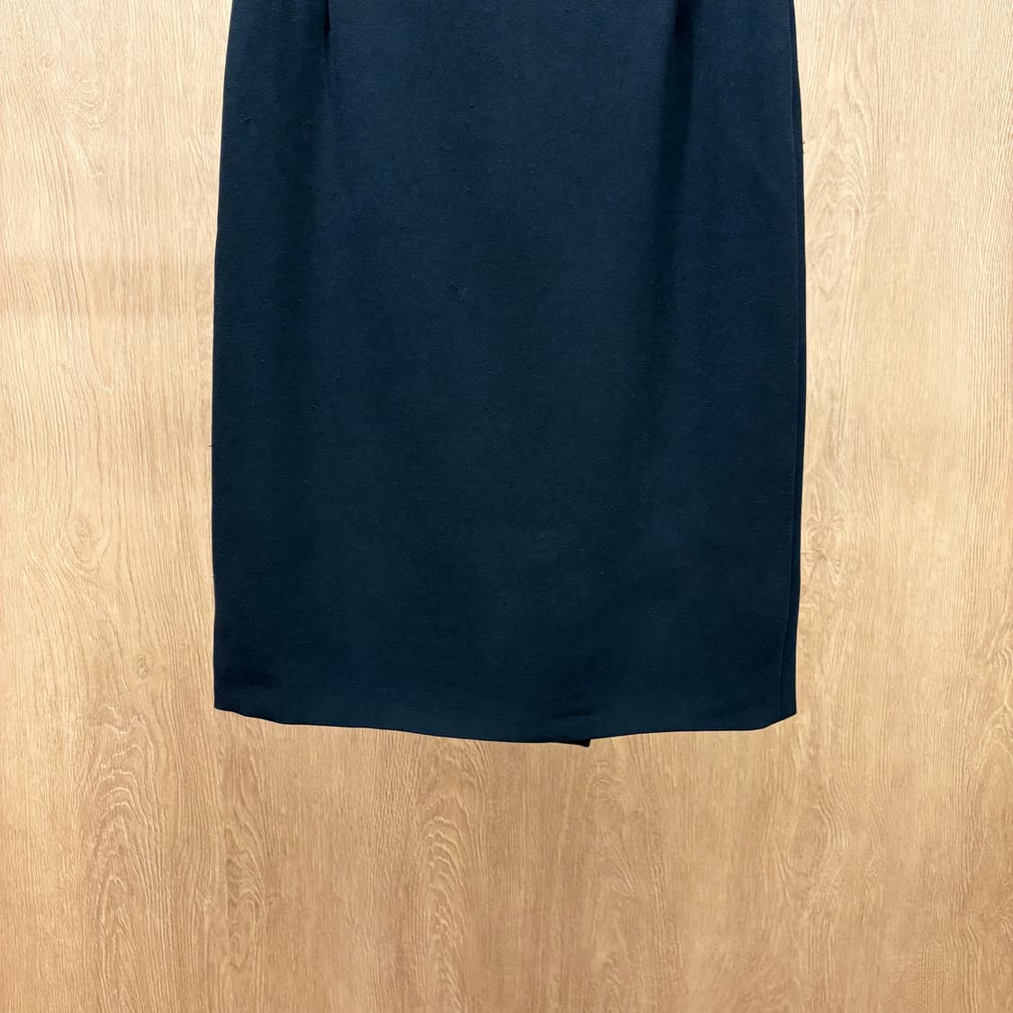 막스마라 울 블렌드 미디 스커트 클래식 펜슬 실루엣 슬릿 디테일 블랙 상품이미지5