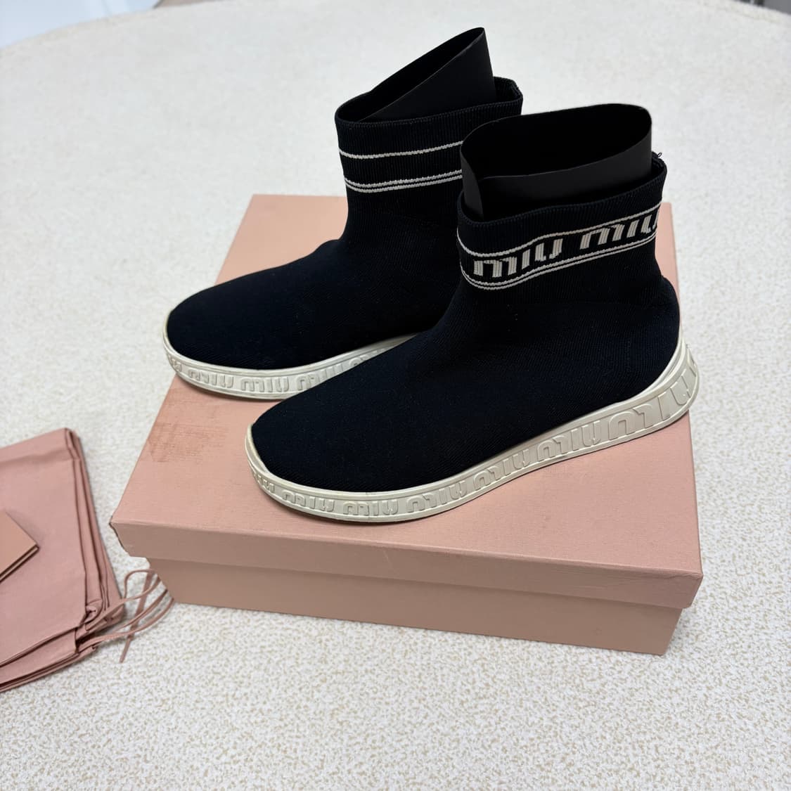 미우미우 니트 삭스 하이탑 스니커즈 상품이미지1