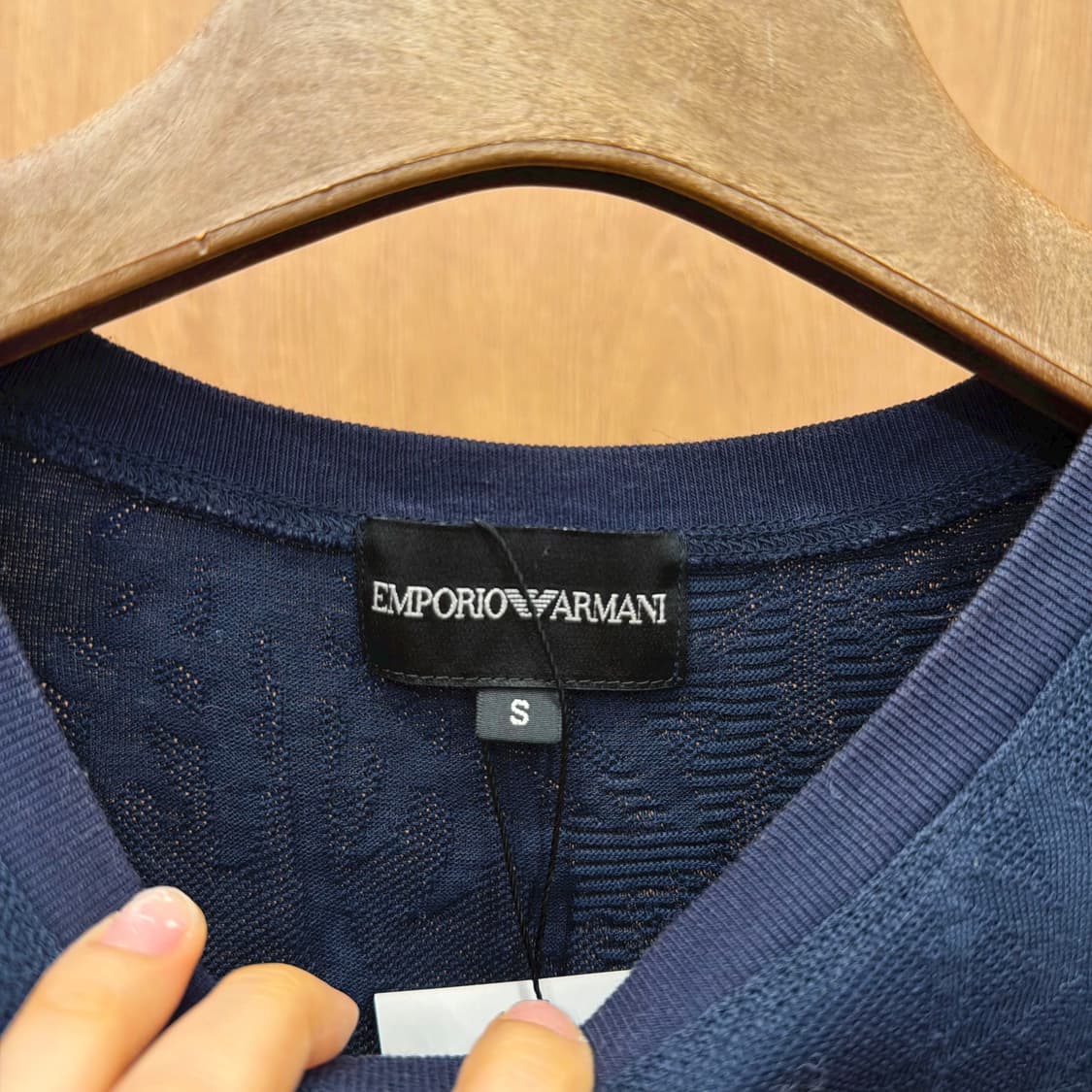 엠포리오 아르마니 라운드넥 반팔 티셔츠 플로럴 엠보 디테일 네이비 상품이미지7