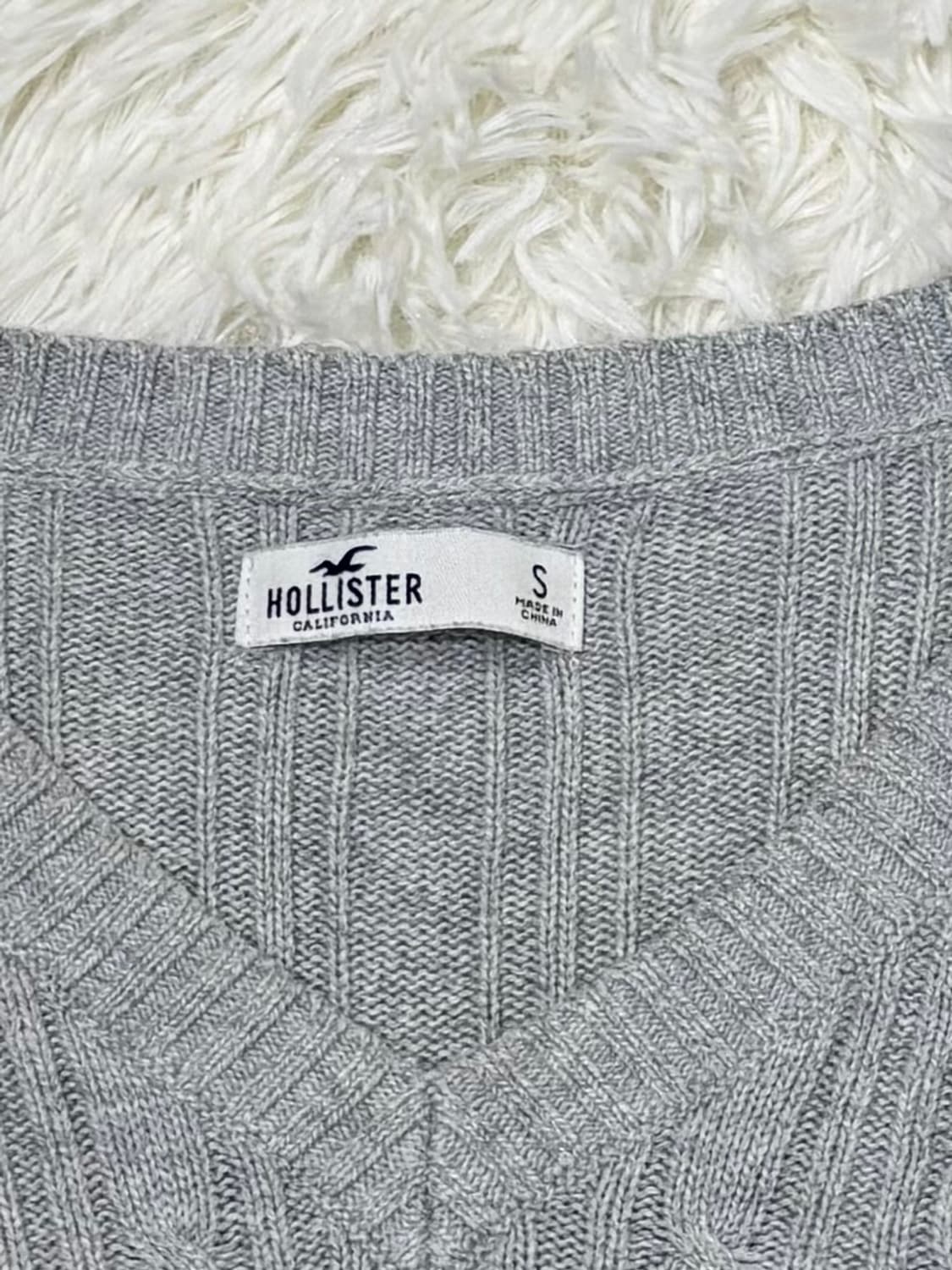 홀리스터 스몰로고 브이넥 케이블 니트 상품이미지6