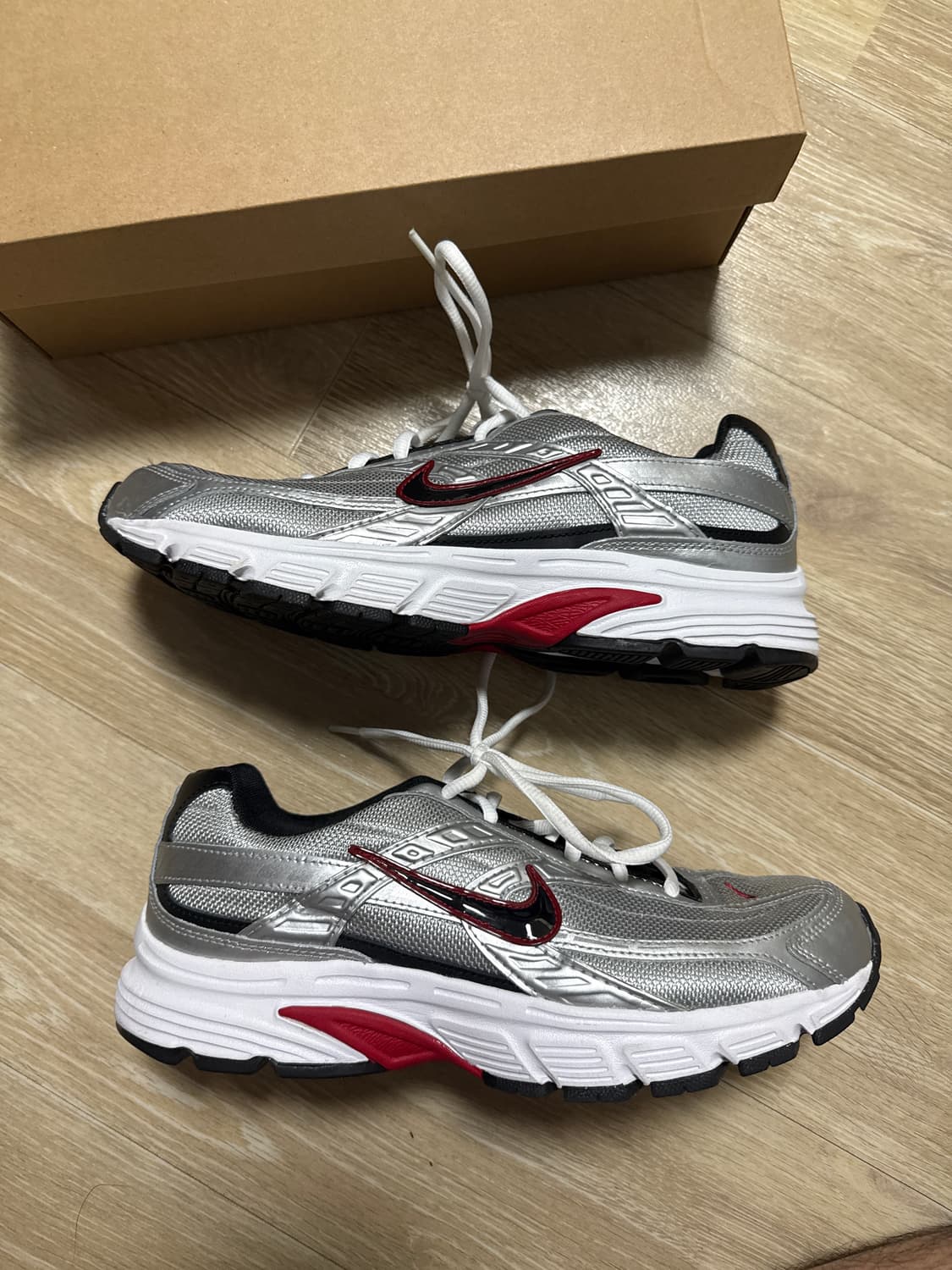 나이키 이니시에이터 운동화 실버/레드 상품이미지3