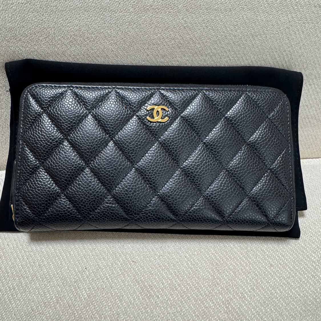 샤넬 클래식 캐비어 지퍼 장지갑 금장 내장칩 상품이미지2