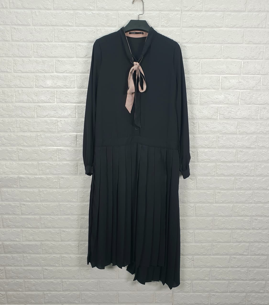 [55]미쏘 타이넥 플리츠 배색 원피스 상품이미지2