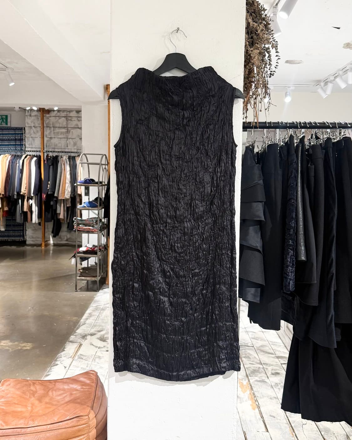 두산 블랙 링클 플리츠 실크 슬리브리스 원피스 상품이미지4