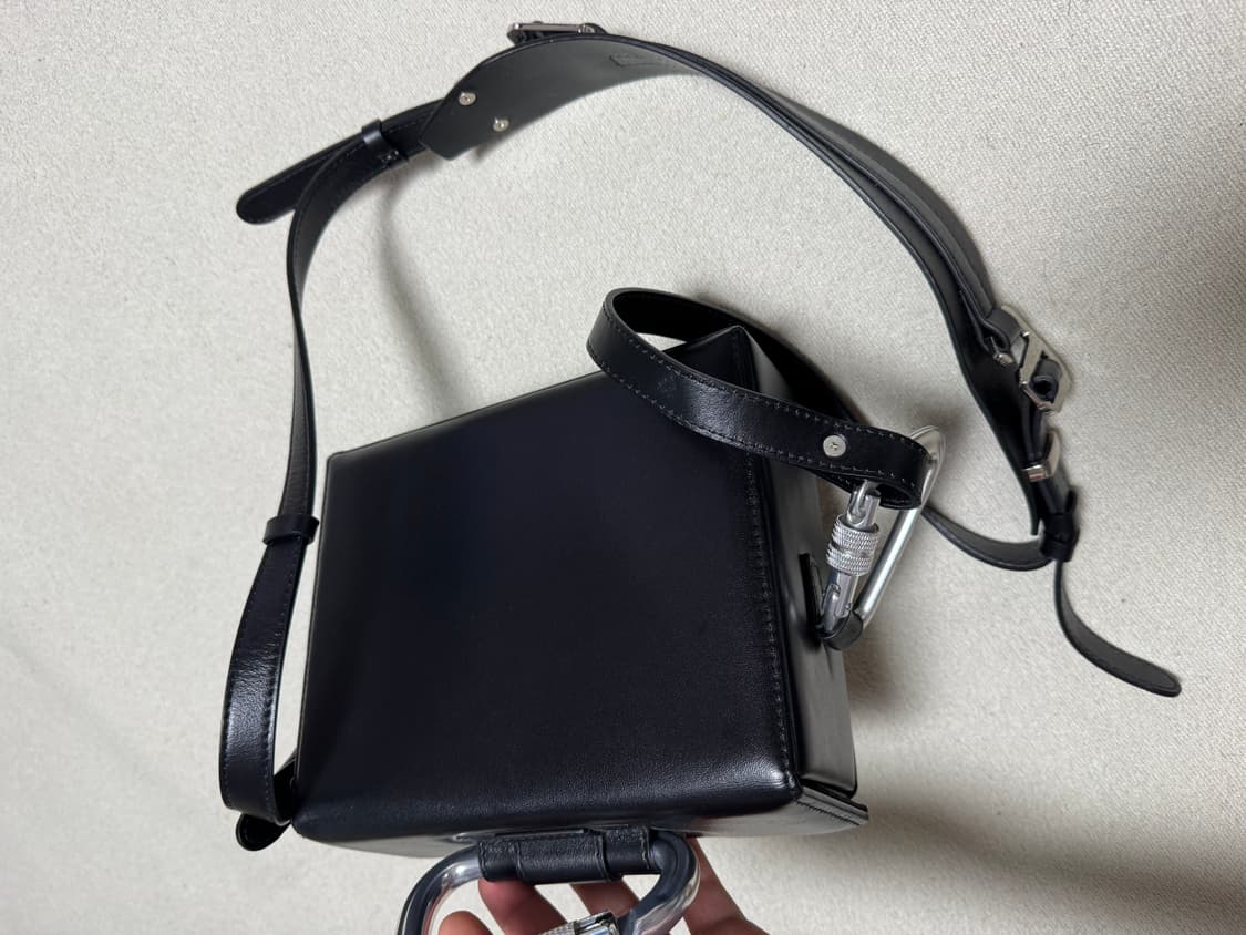 엘리엇 에밀 카라비너 박스백 상품이미지4