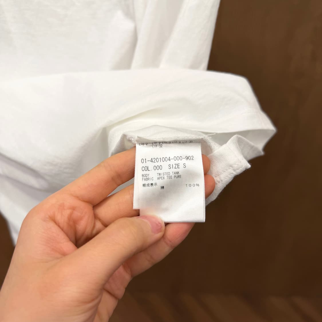 띠어리 코튼 슬리브리스 블라우스 사이드 트위스트 셔링 디테일 화이트 상품이미지8