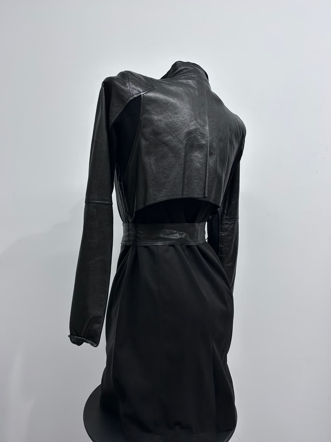 드레이프 카라 고딕 레더 코트 상품이미지9