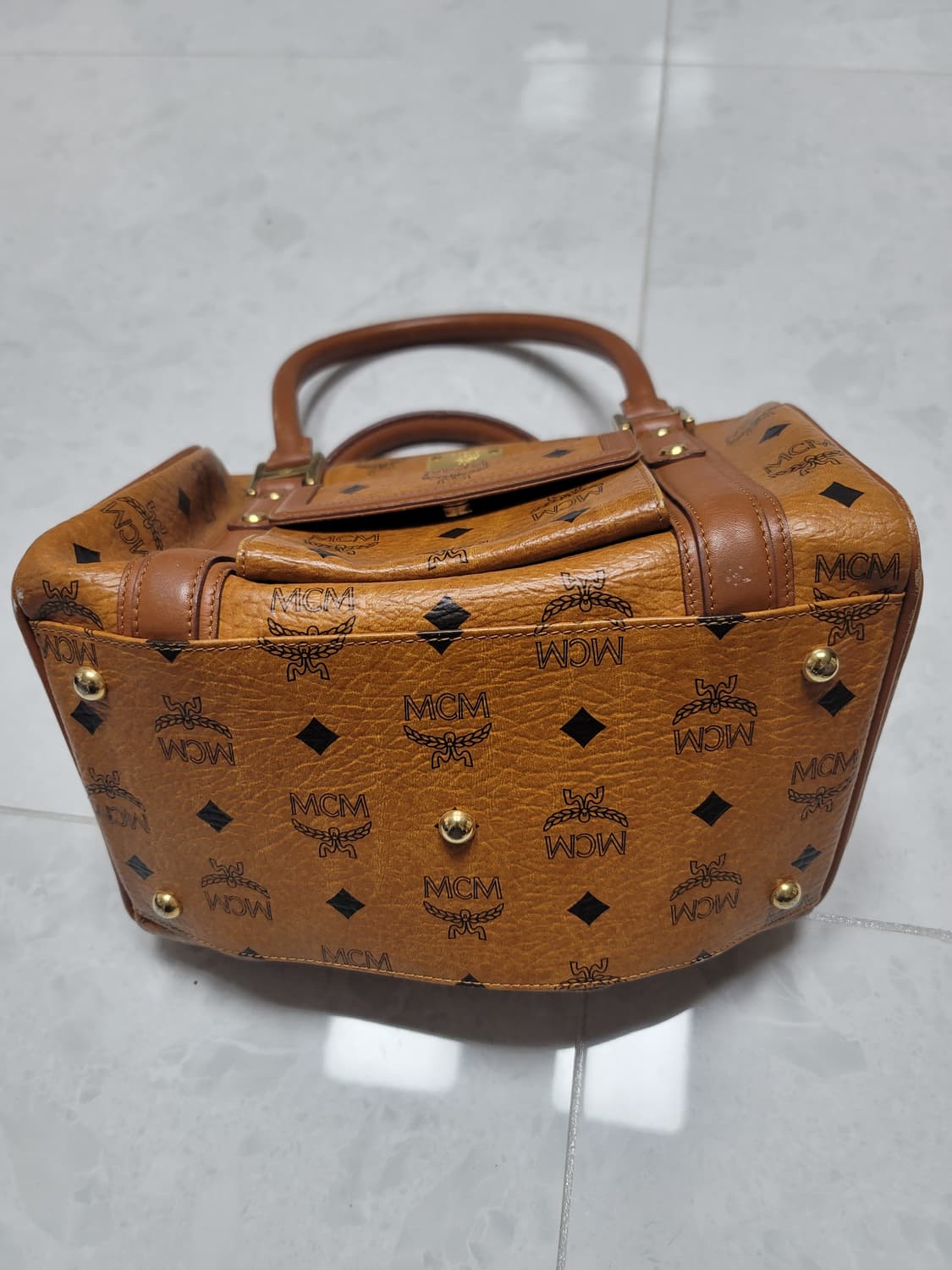 엠씨엠 숄더백 중형 

 상품이미지3