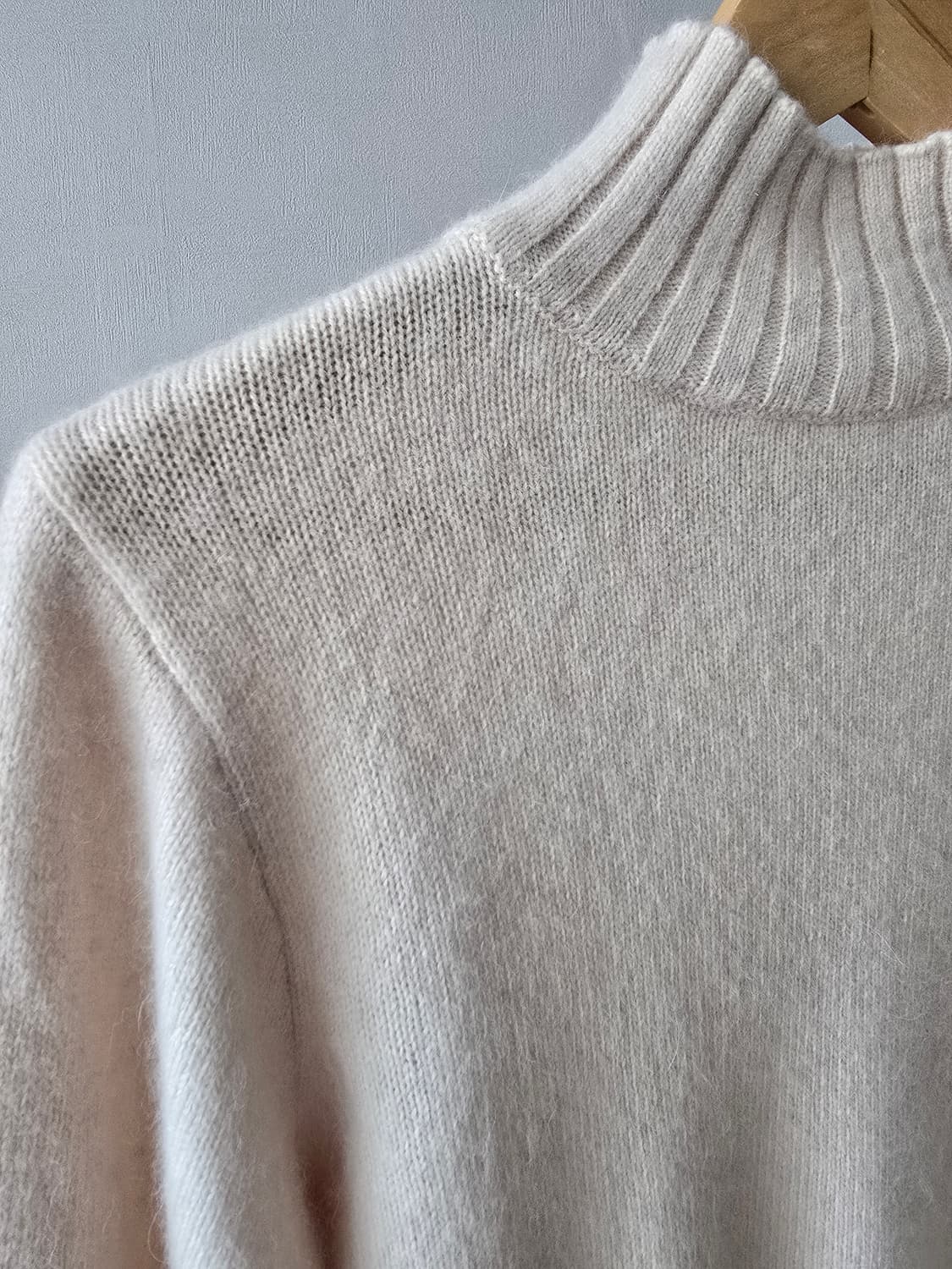 chico 폭스울 크롭 하이넥 퍼프 니트 상품이미지4