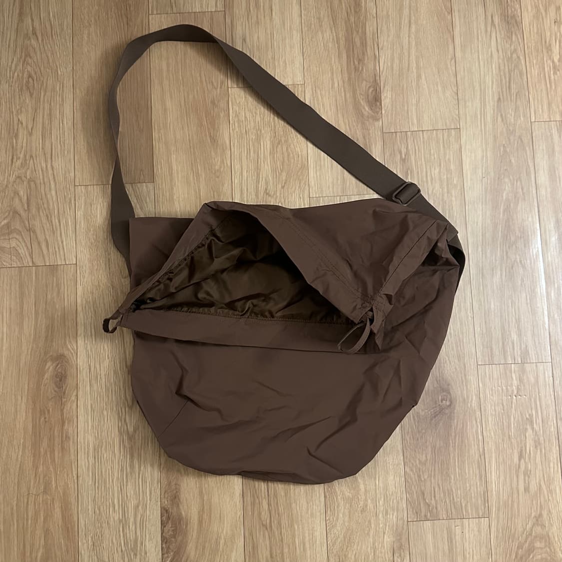 유니클로U 드로우스트링숄더백 34브라운 상품이미지2