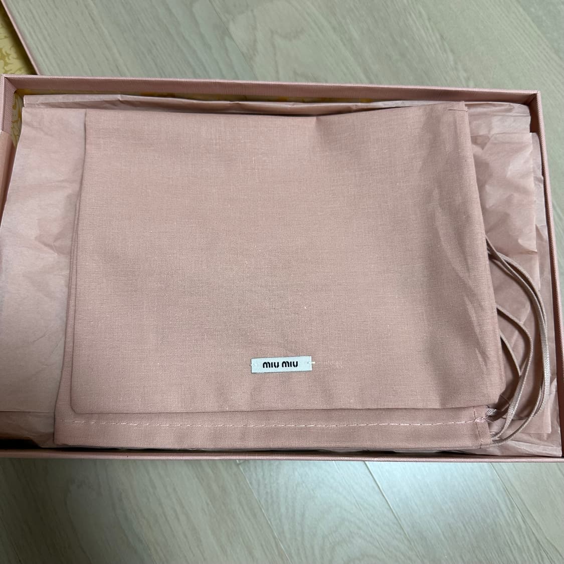 미우미우 딸기우유 핑크 페이던트 펌프스 36사이즈 상품이미지6