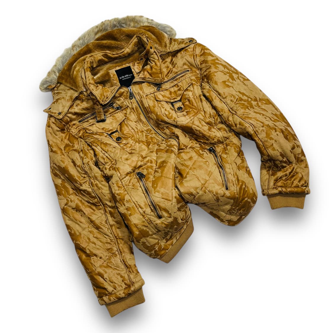 인 더 애틱 카모 카페라떼 트리밍 퍼 후디 집업 상품이미지1