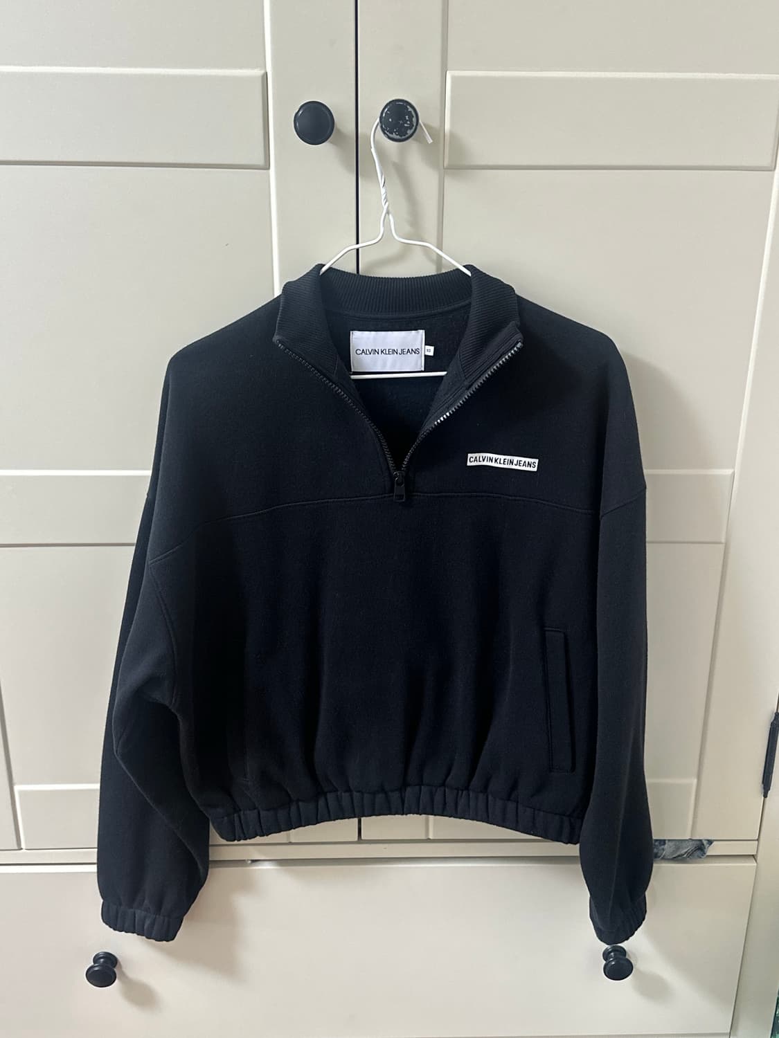 캐빈클라인 크롭 반집업 블랙 상품이미지1