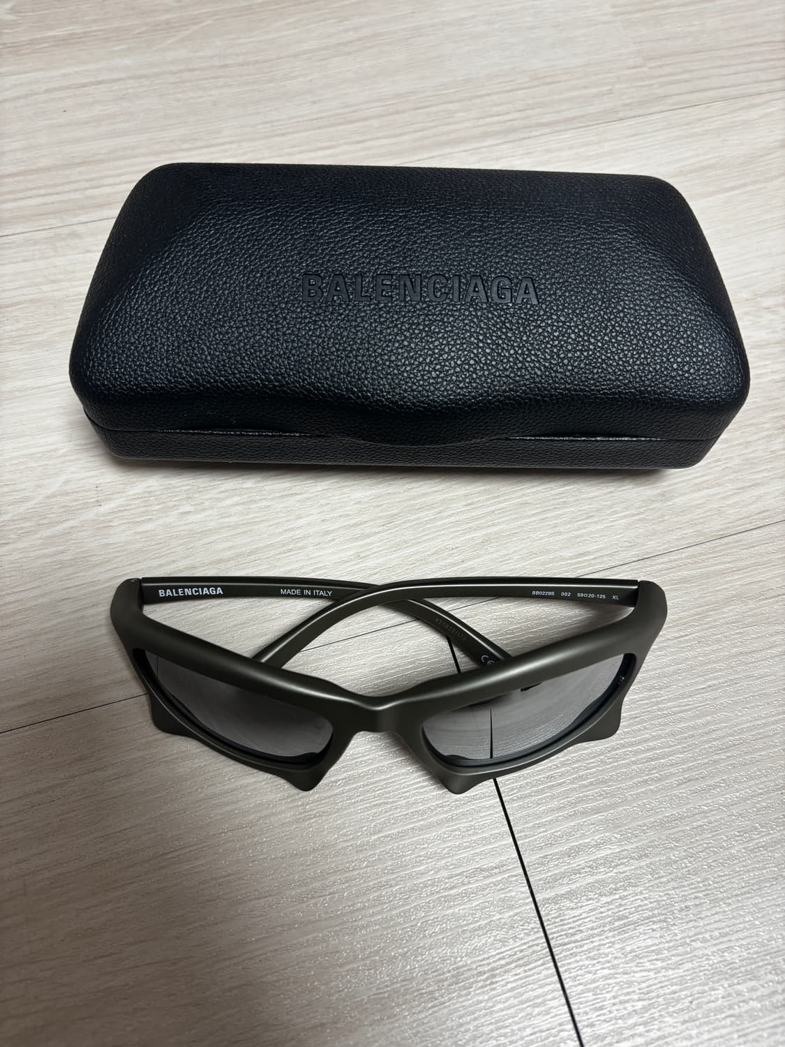 발렌시아가 bat 선글라스 카키 상품이미지1