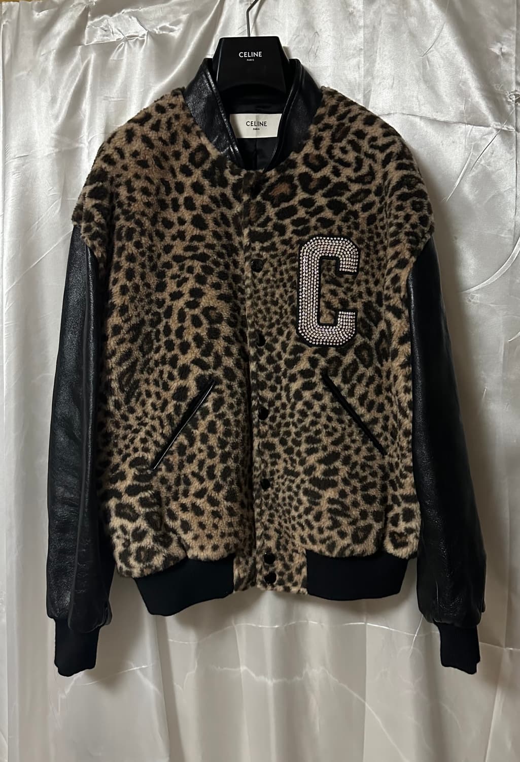 셀린느 AW22 카멜 퍼 레더 레오파드 바시티 자켓 상품이미지4