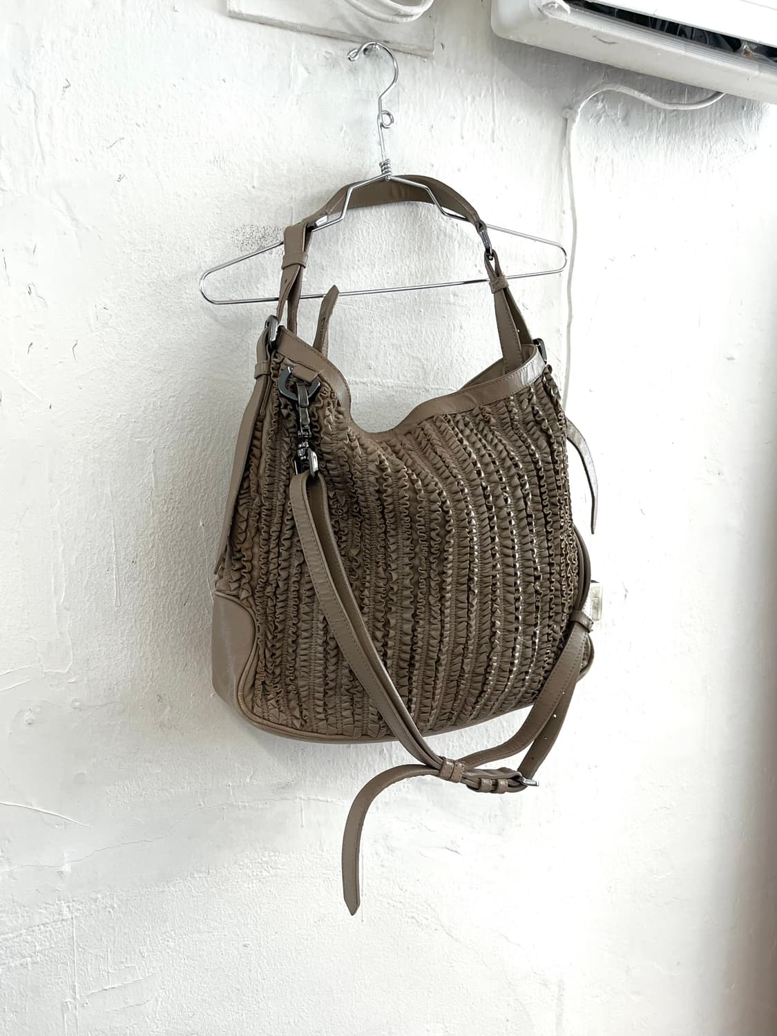 버버리 프로섬 아카이브 플라워 셔링 레더백 상품이미지2