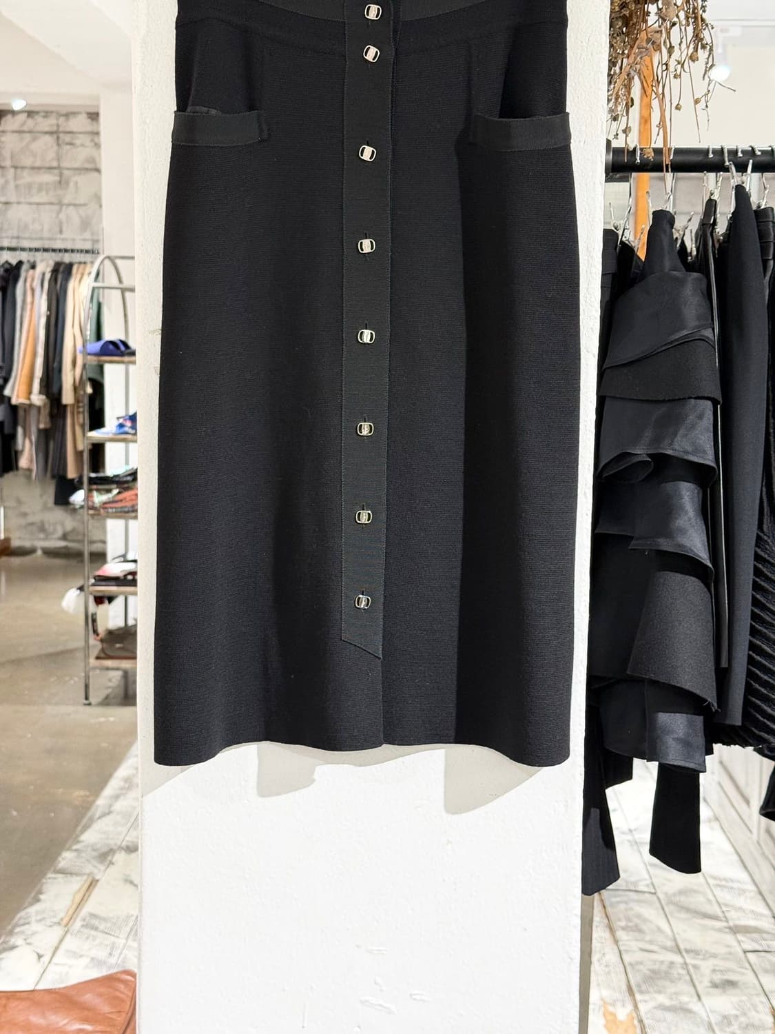 페라가모 블랙 라나버진울 버튼 미디 스커트 상품이미지3