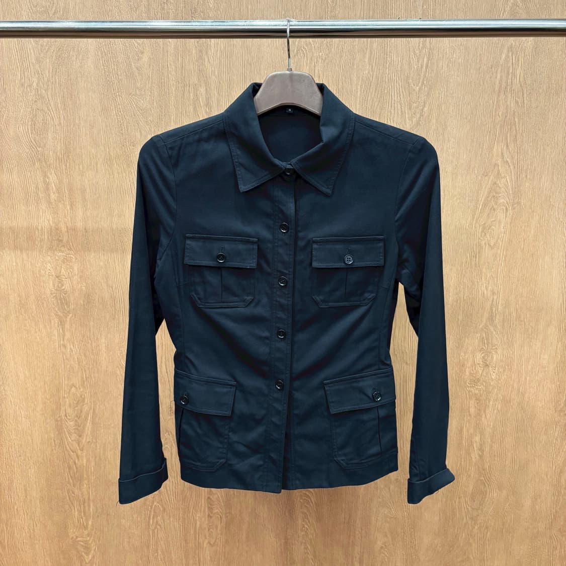 띠어리 코튼 스트레치 유틸리티 긴팔 셔츠 자켓 플랩 포켓 디테일 블랙 상품이미지2