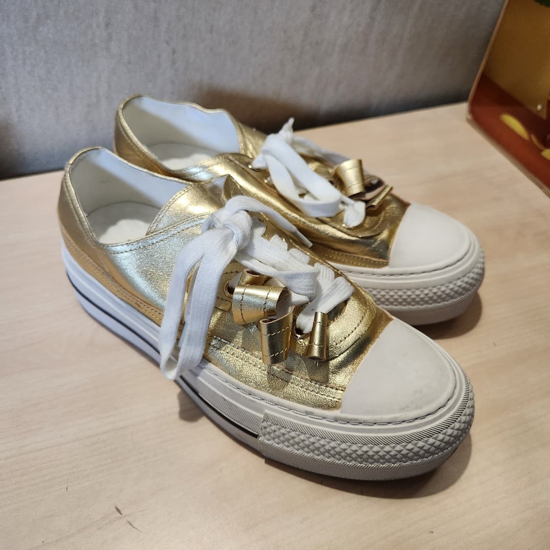 룩을 살리는 골드 무드👟 나무하나 PRIVEÉ 245 상품이미지1