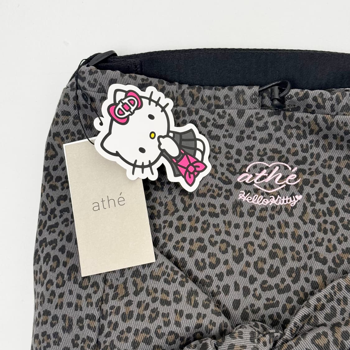 (새상품) 아떼바네사브루노 x 헬로키티 르봉 레오파드 그레이 백팩 겸 숄 상품이미지6