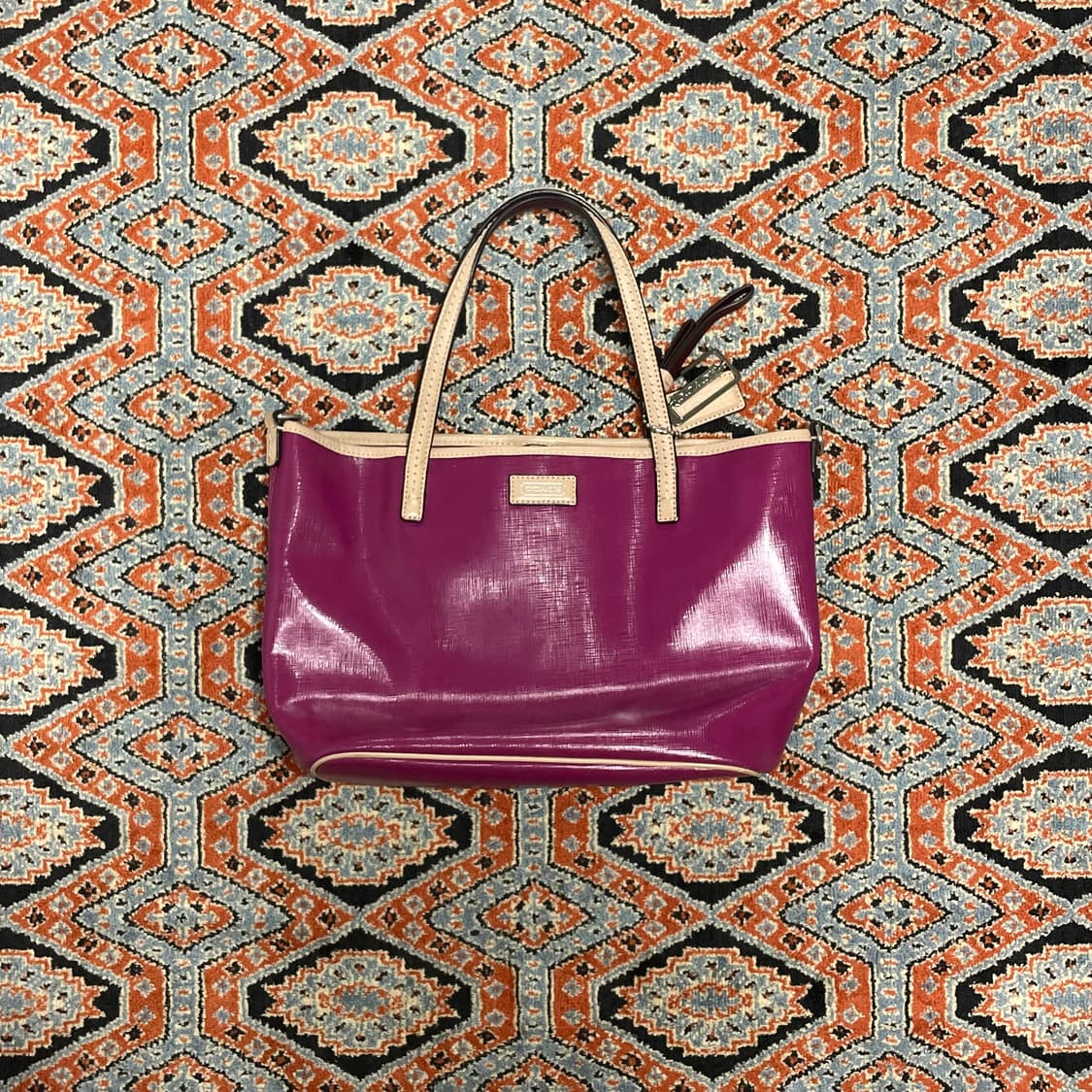 코치 핑크 에나멜 토트백 상품이미지1