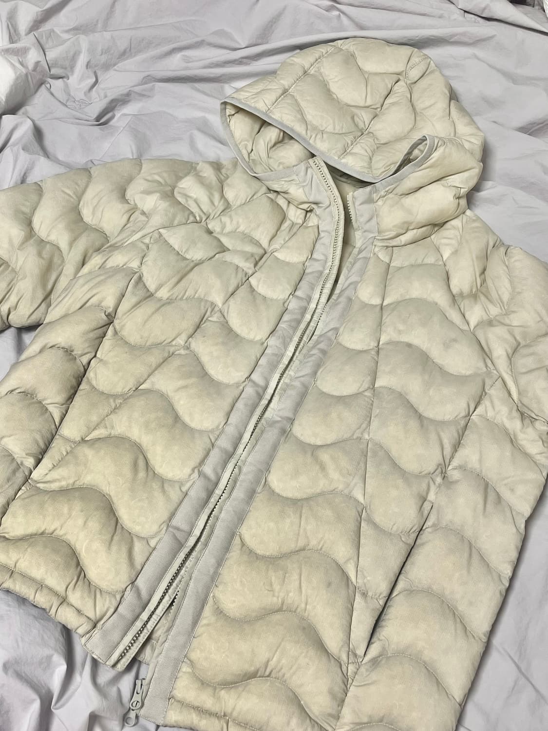 더콜디스트모먼트 푸퍼 자켓 웨이브 물결 경량 패딩 라이트 그레이 상품이미지2