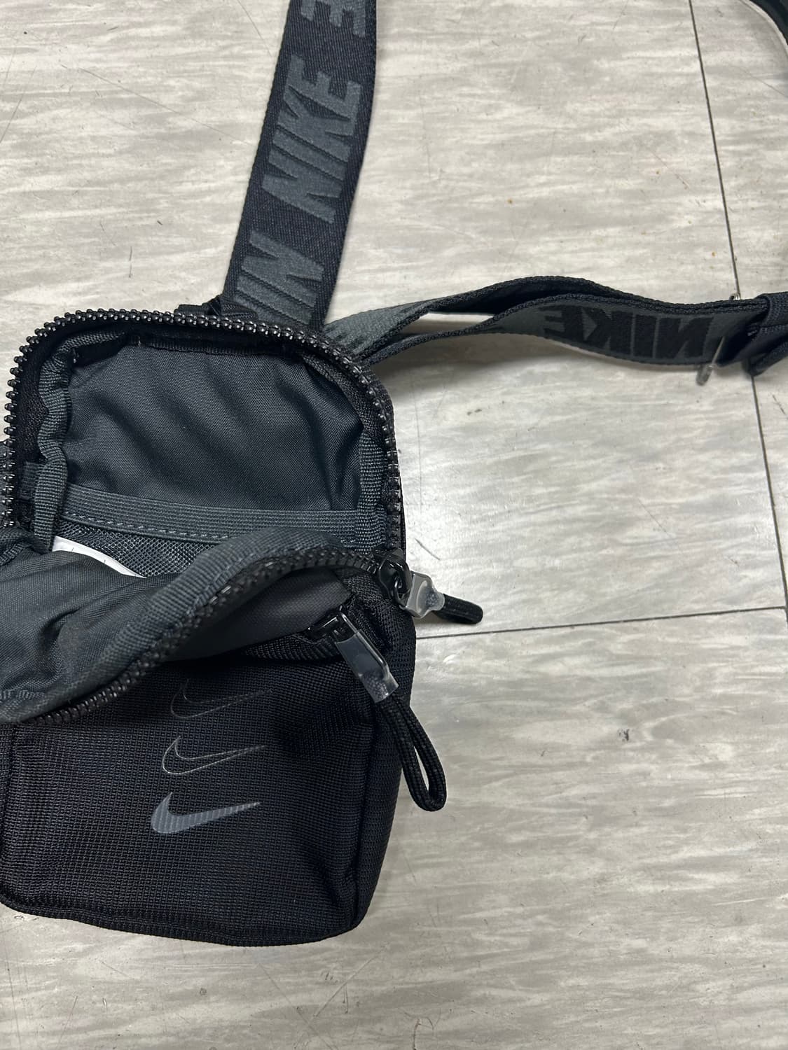 나이키 블랙 미니 크로스백 상품이미지4