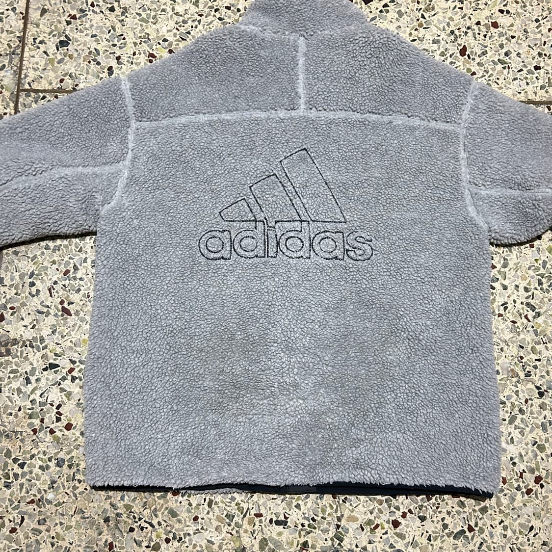 아디다스(ADIDAS)그레이 빅로고 리버시블 플리스 상품이미지4