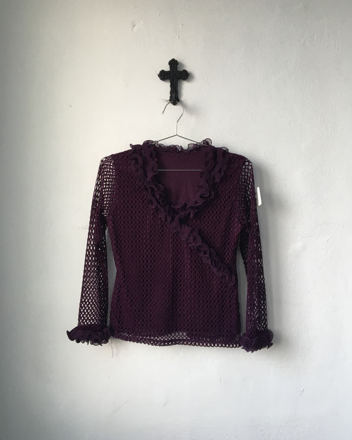 Ruffle point punching pattern top 상품이미지2