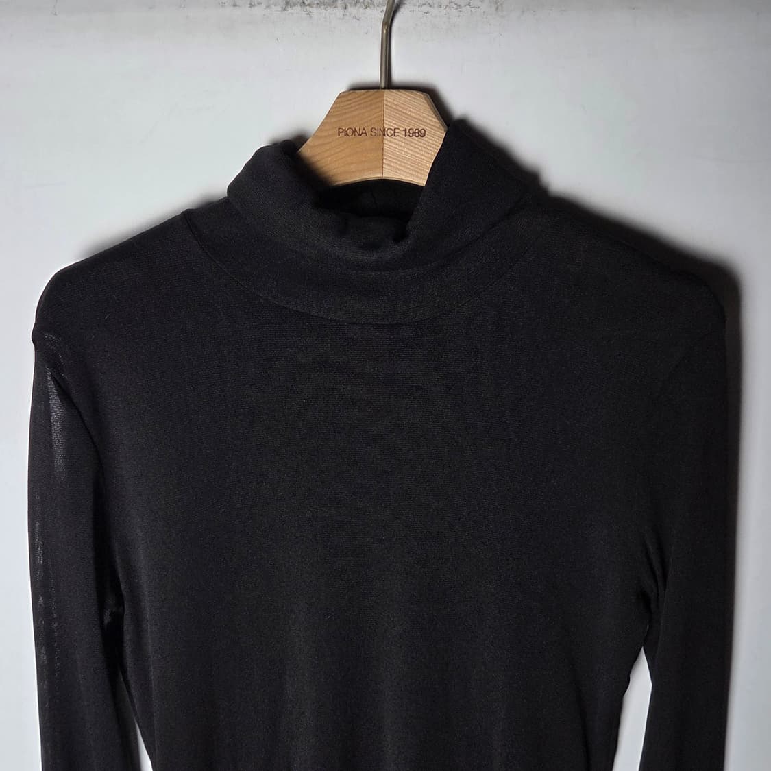 [IBIZA] 이비자 컷팅 시스루 넥 슬리브 상품이미지3