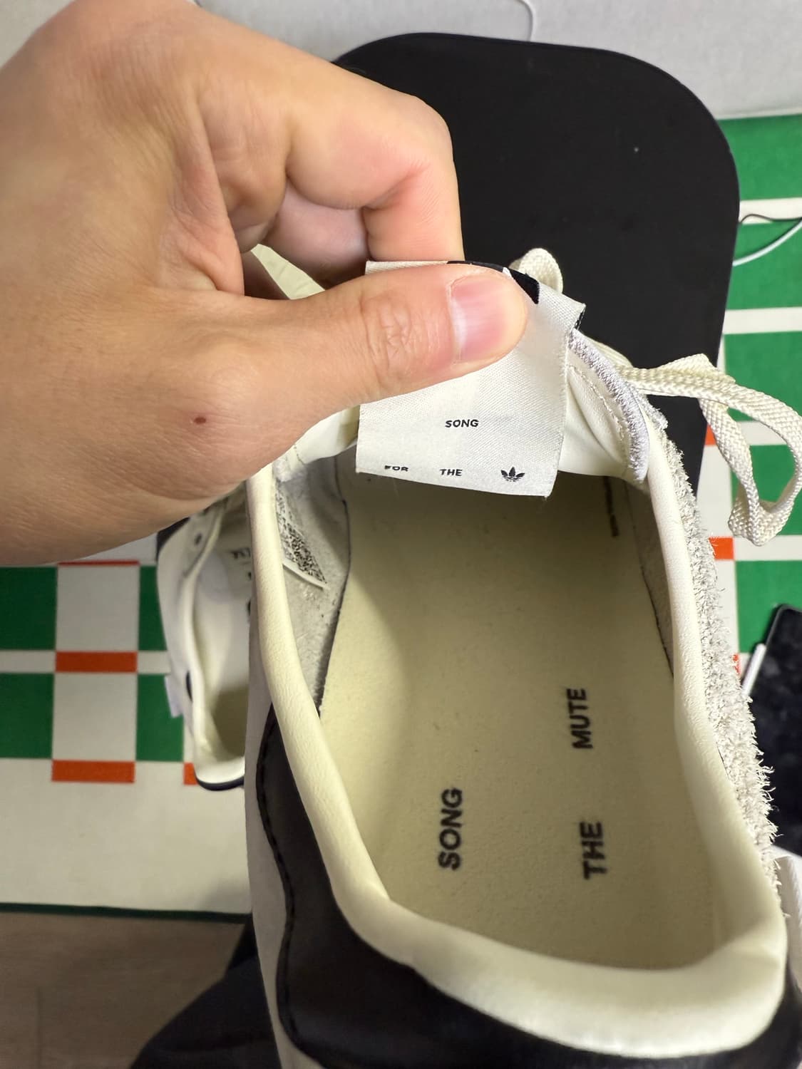 아디다스 x 송 포 더 뮤트 슈퍼스타 82 크림 화이트 코어 블랙 280 상품이미지5