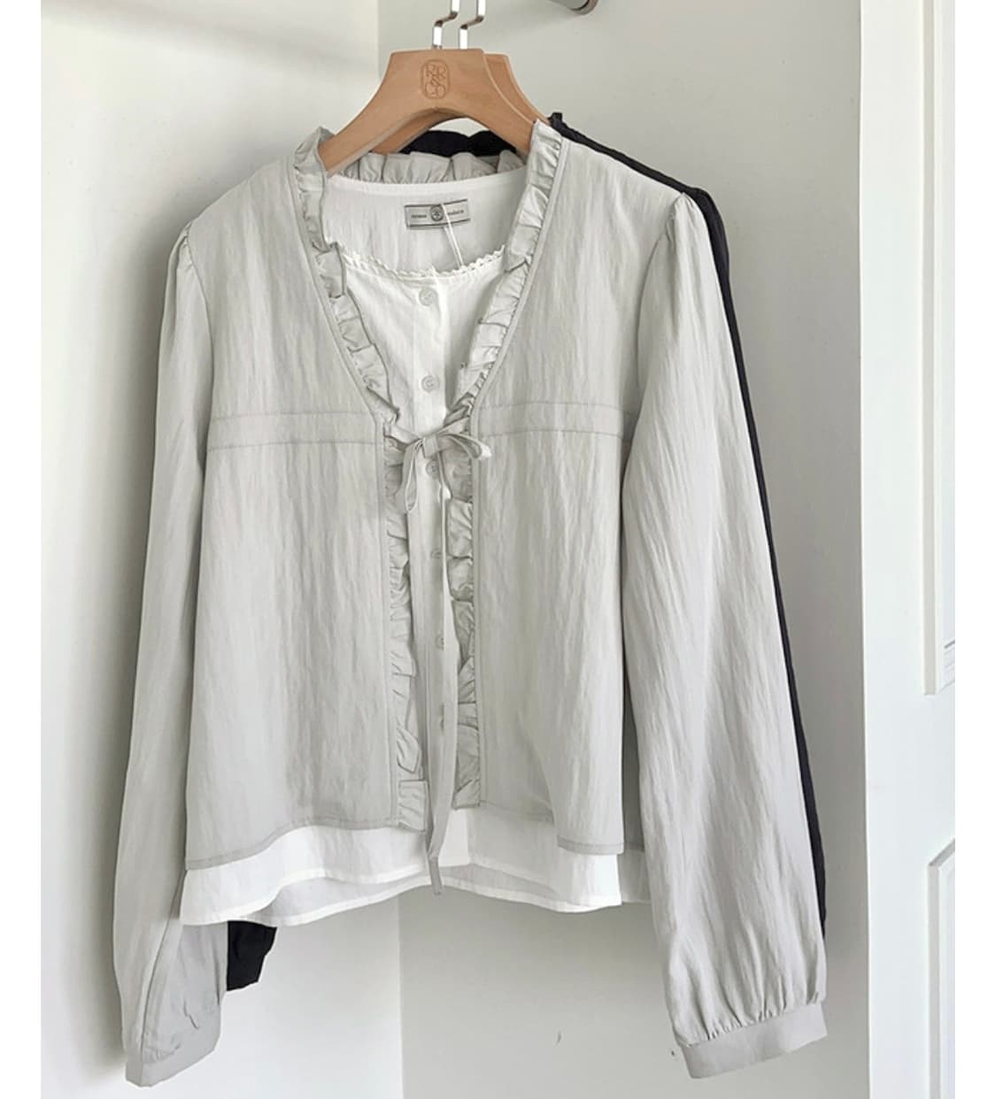 [새상품] 리리앤코 베론디크 레이어드 프릴 블라우스 데이트룩 상품이미지1