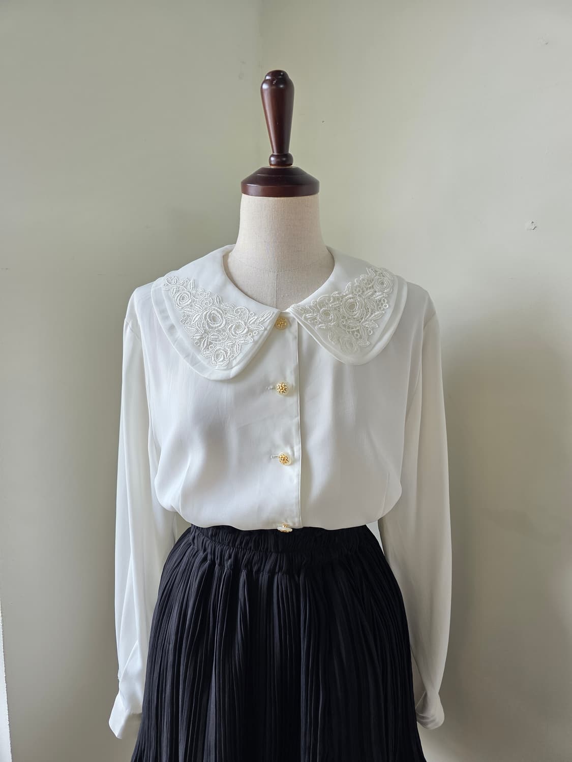 화이트 오간자 자수 빅카라 블라우스 상품이미지2