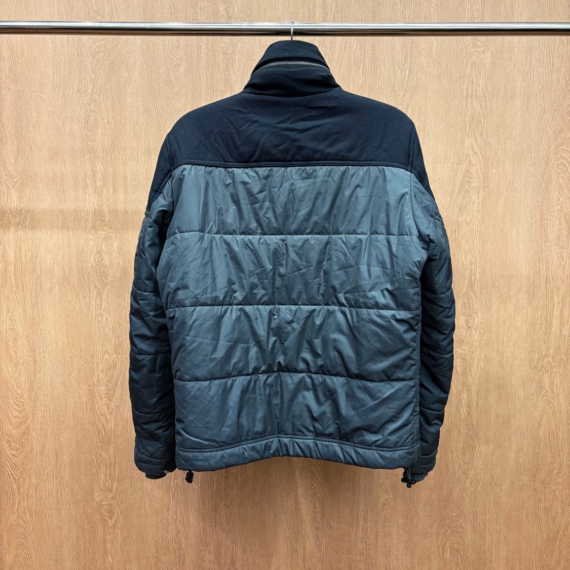 디젤 하이넥 패딩 점퍼 배색 울 퀄팅 숄더 로고 라운드 패치 디테일 블랙 상품이미지3