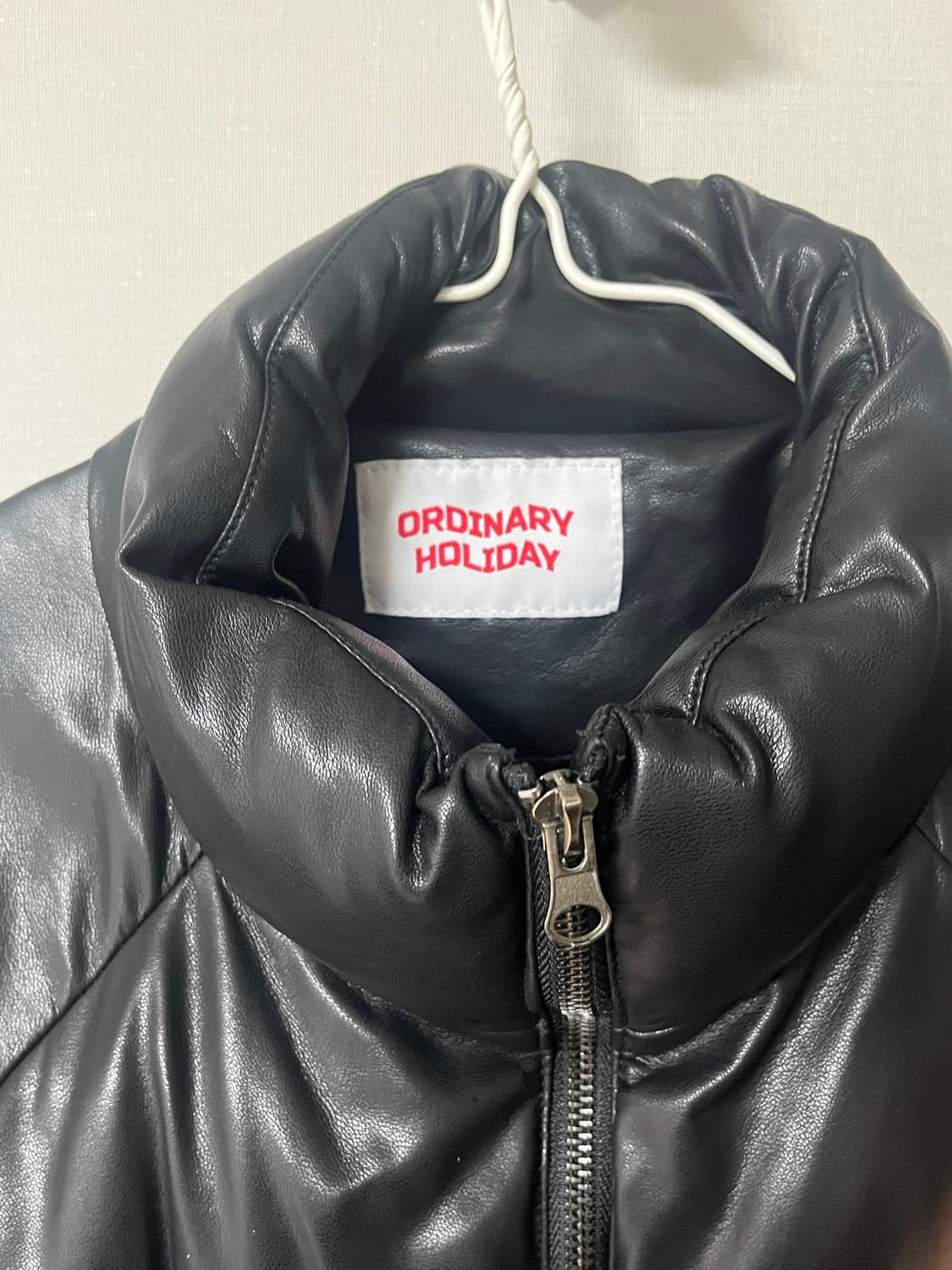 오디너리 홀리데이 레더 패딩 크롭 점퍼 [BLACK] 상품이미지5