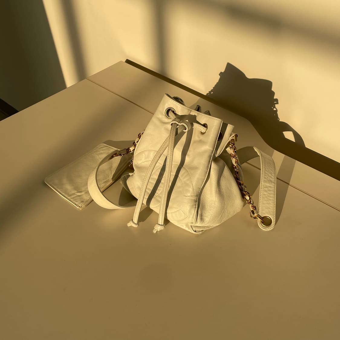 샤넬 화이트 버킷백 상품이미지1