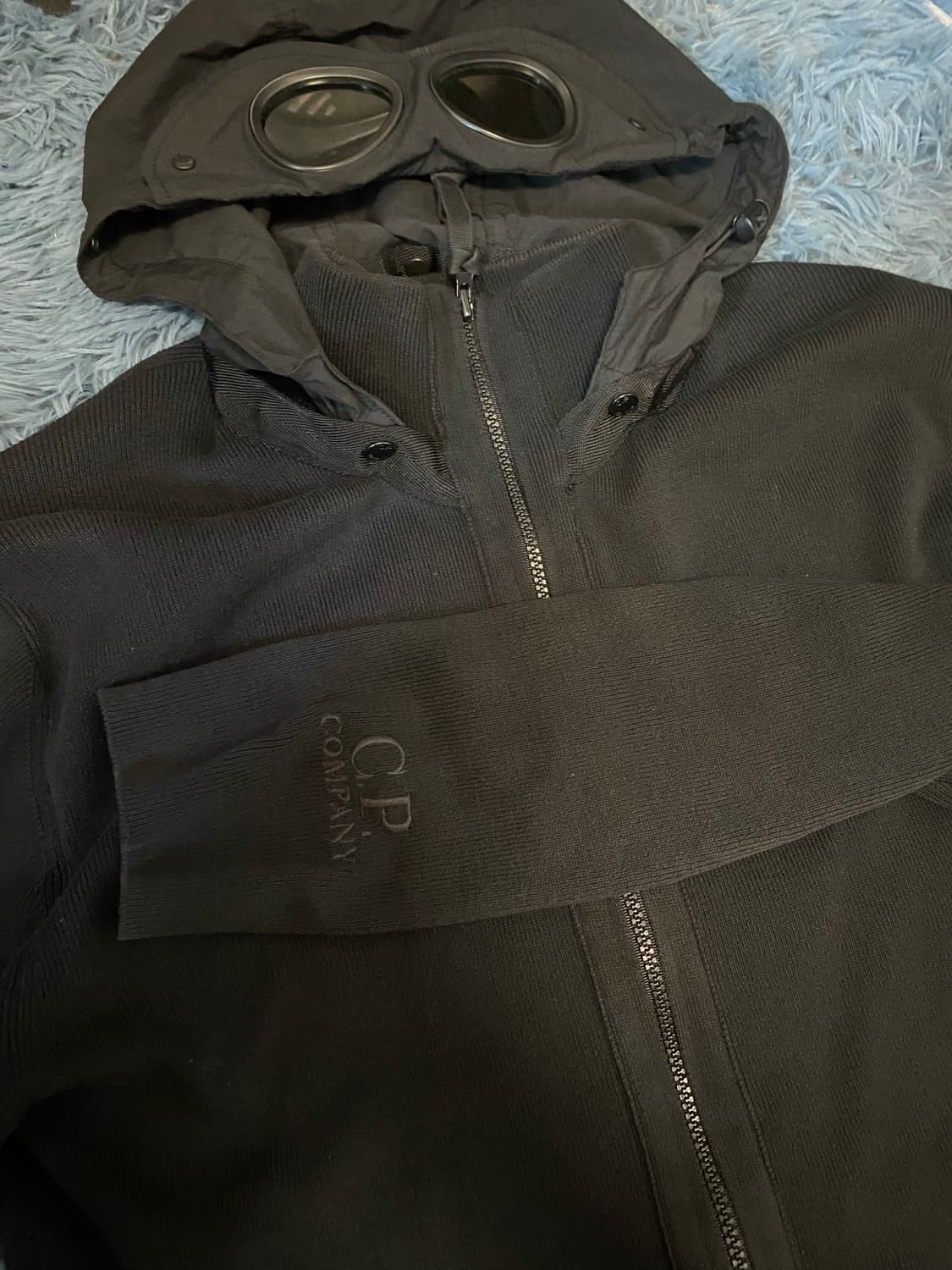 CP 컴퍼니 고글 후드 블랙 니트 상품이미지1