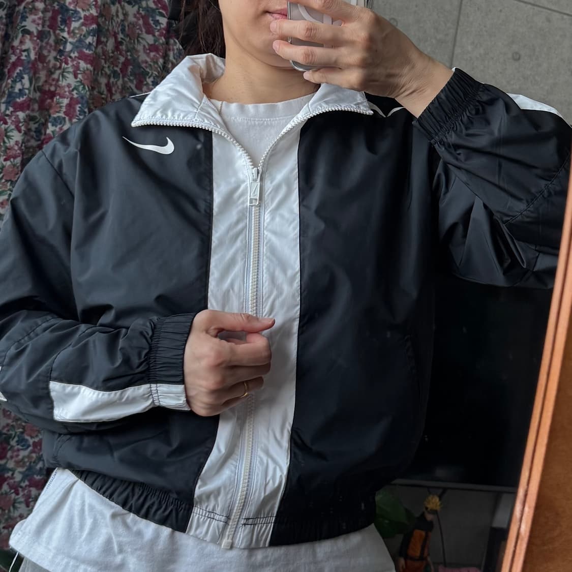 나이키 우먼 백로고 블랙&화이트 바람막이 우븐자켓 상품이미지1