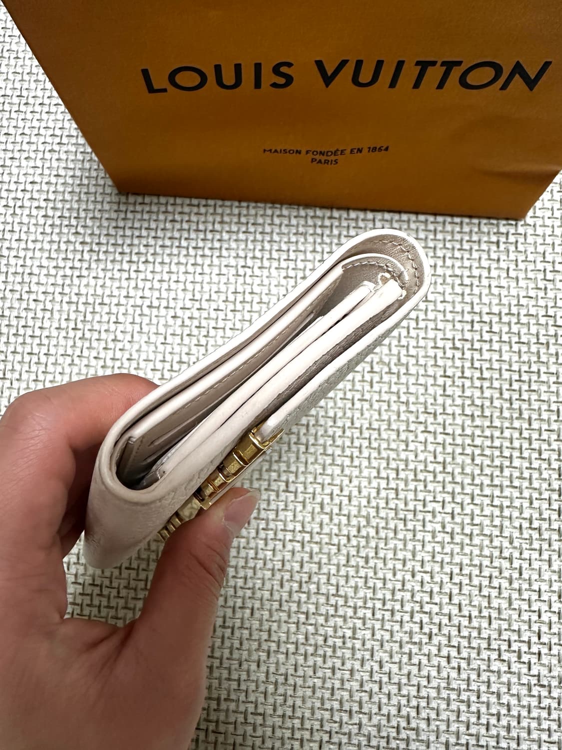 [OS/새상품급] 25ss 루이비통 토뤼옹 카퓌쉰 월릿 한정판 반지갑 상품이미지5