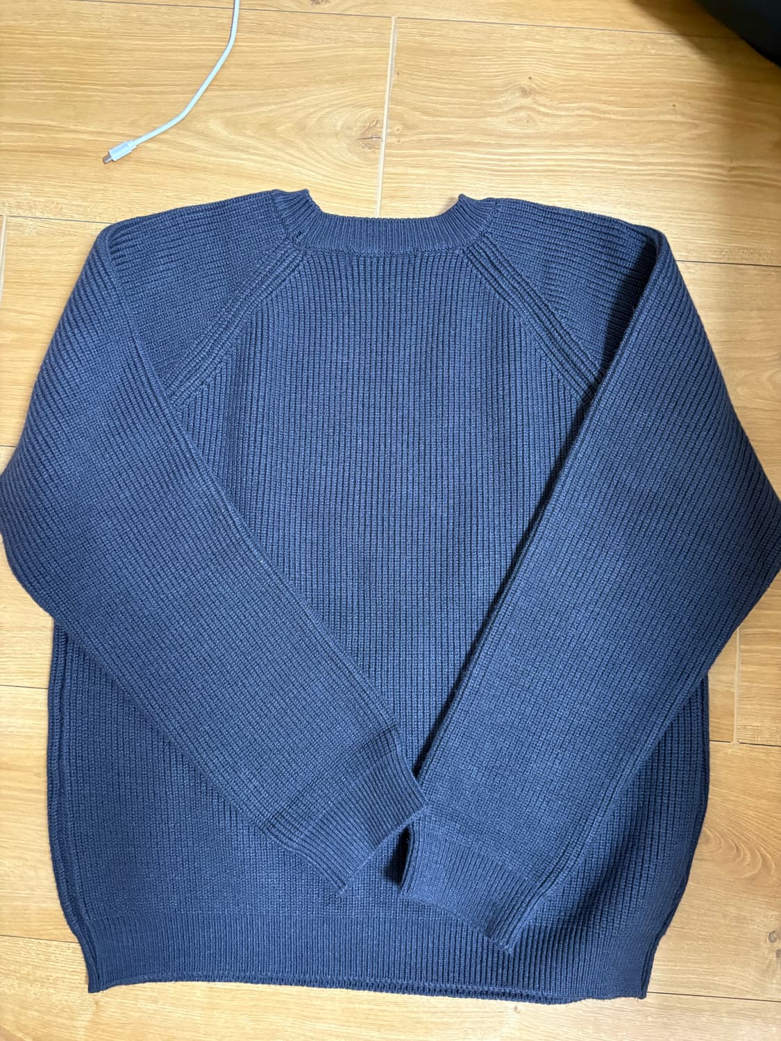 르아르 에센셜 머슬핏 레글런 크롭 니트 [차콜] 상품이미지3