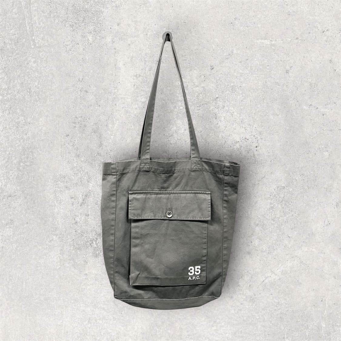 A.P.C 35주년 기념 리스펙트 토트백 카키 (B310) 상품이미지1