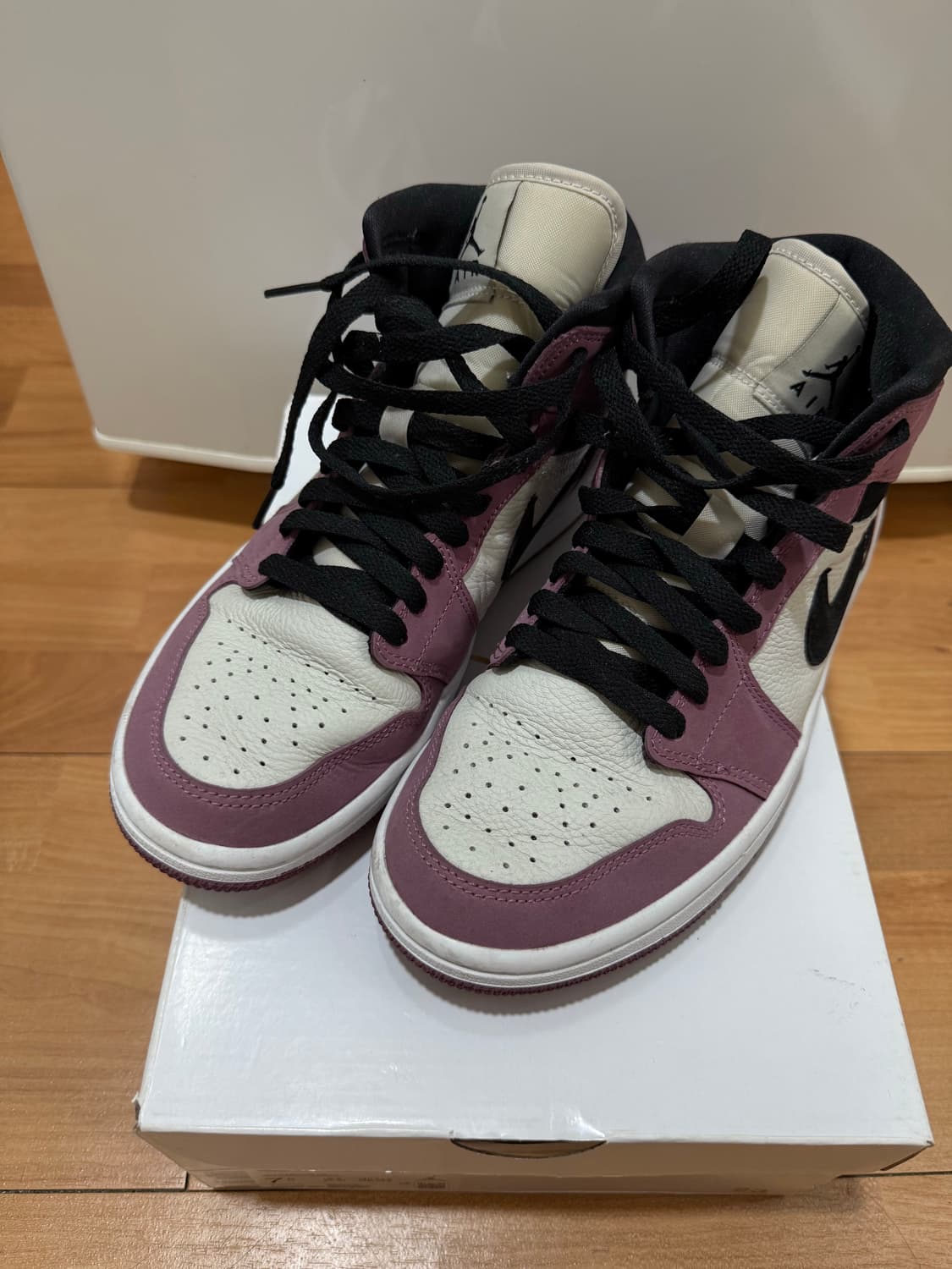 조던1 미드 SE 라이트 멀베리 245 상품이미지1